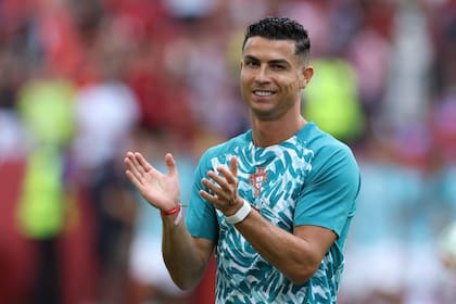 Cristiano Ronaldo saluda a los hinchas antes del partido de 16avos de final del Mundial entre Portugal y Croacia en el Toronto Stadium