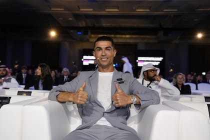 Cristiano Ronaldo sonríe durante la entrega de los Globe Soccer Awards, en Dubai