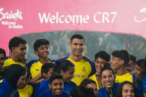 Cristiano Ronaldo sonríe, rodeado de chicos y chicas