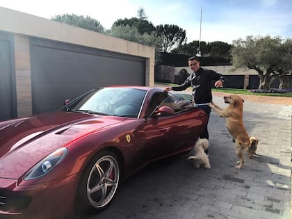 Cristiano Ronaldo subiéndose a su Ferrari. Foto: Instagram