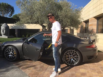 Cristiano Ronaldo subiéndose a un Porsche 911 Turbo S.