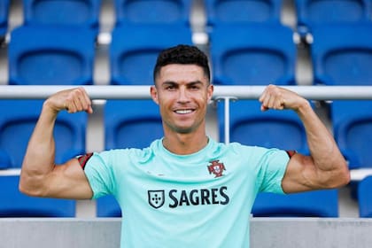 Cristiano Ronaldo tiene un estado físico impecable que le permite mantenerse en el máximo nivel futbolístico: en esta imagen, mientras competía en la última Eurocopa para Portugal