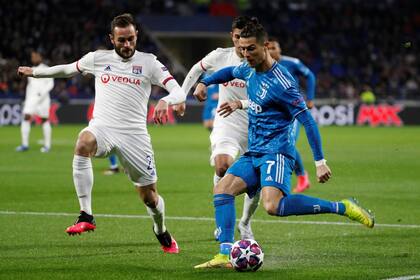 Lucas Tousart y Cristiano Ronaldo; al portugués se le cortó una seguidilla de 9 partidos con goles suyos.