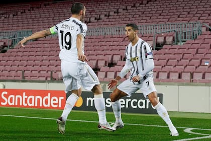 Cristiano Ronaldo y Bonucci celebran en un vacio Camp Nou.