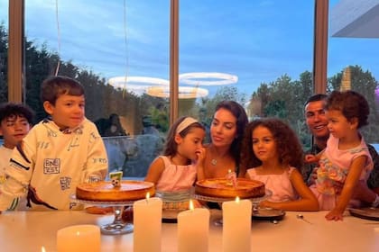 Cristiano Ronaldo y Georgina Rodríguez durante el último festejo de cumpleaños de Mateo y Eva María