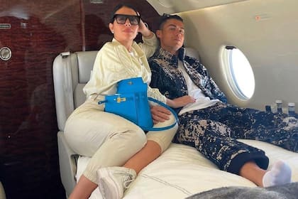 Cristiano Ronaldo y Georgina Rodríguez en el avión privado del portugués