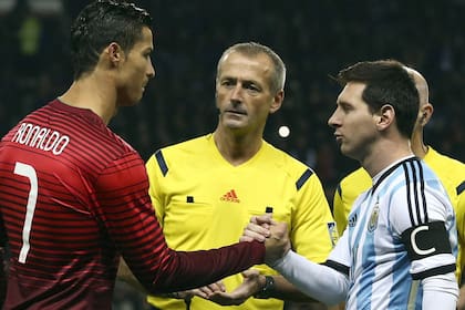 Cristiano Ronaldo y Messi se saludan antes del amistoso de 2014; uno de los dos partidos en los que se enfrentaron en el nivel de selección
