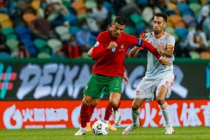 Cristiano Ronaldo y Sergio Busquets en un amistoso entre Portugal y España disputado en 2021