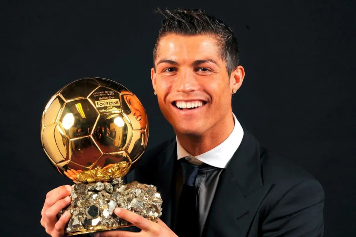 Cristiano Ronaldo y su primer Balón de Oro en 2008, que fue elegido por los hinchas como el Mejor Balón de Oro de todos los tiempos (premio BOAT)