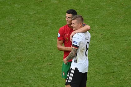 Cristiano Ronaldo y Toni Kroos, viejos compañeros de Real Madrid, después del partido.