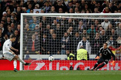 Cristiano Ronaldo ya remató el penal a la izquierda; fue el descuento y la clasificación para Real Madrid