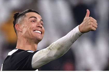 Cristiano se mostró de cuerpo entero en su mansión en Funchal, Portugal.