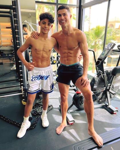 Cristiano y Júnior posando desde el gimnasio
