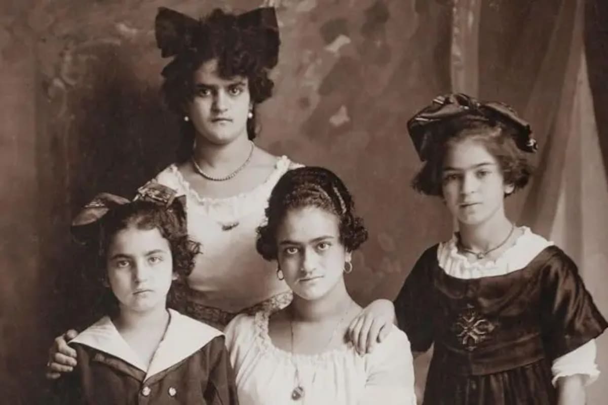 Cristina, Adriana, Matilde y Frida Kahlo Calderón fotografiadas por su padre, Guillermo Kahlo