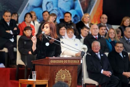 ARCHIVO.- Cristina Kirchner cuando era presidenta; atrás, de naranja, Mercedes Marcó del Pont