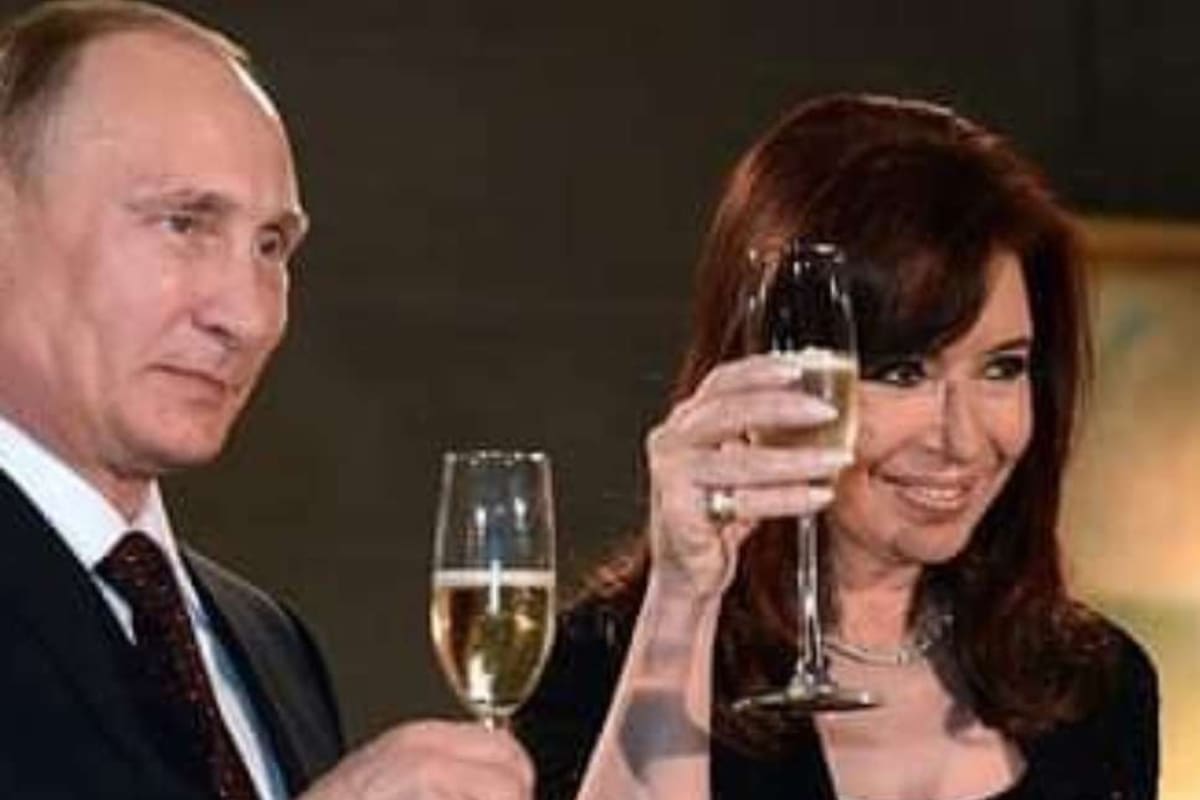 Cristina brinda junto a Vladimir Putin en Buenos Aires, en una de las imágenes que subió Alicia Castro a su sugestivo posteo en Twitter