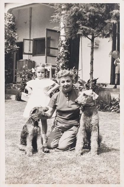 Cristina con su nieta Mara Romeo y sus dos perros en la casa de Aguayo