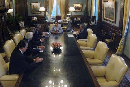 Cristina Kirchner y Alberto Fernández junto a Eduardo Buzzi, Mario Llambías, Luciano Miguens y Fernando Gioino (expresidente de Coninagro en el conflicto)