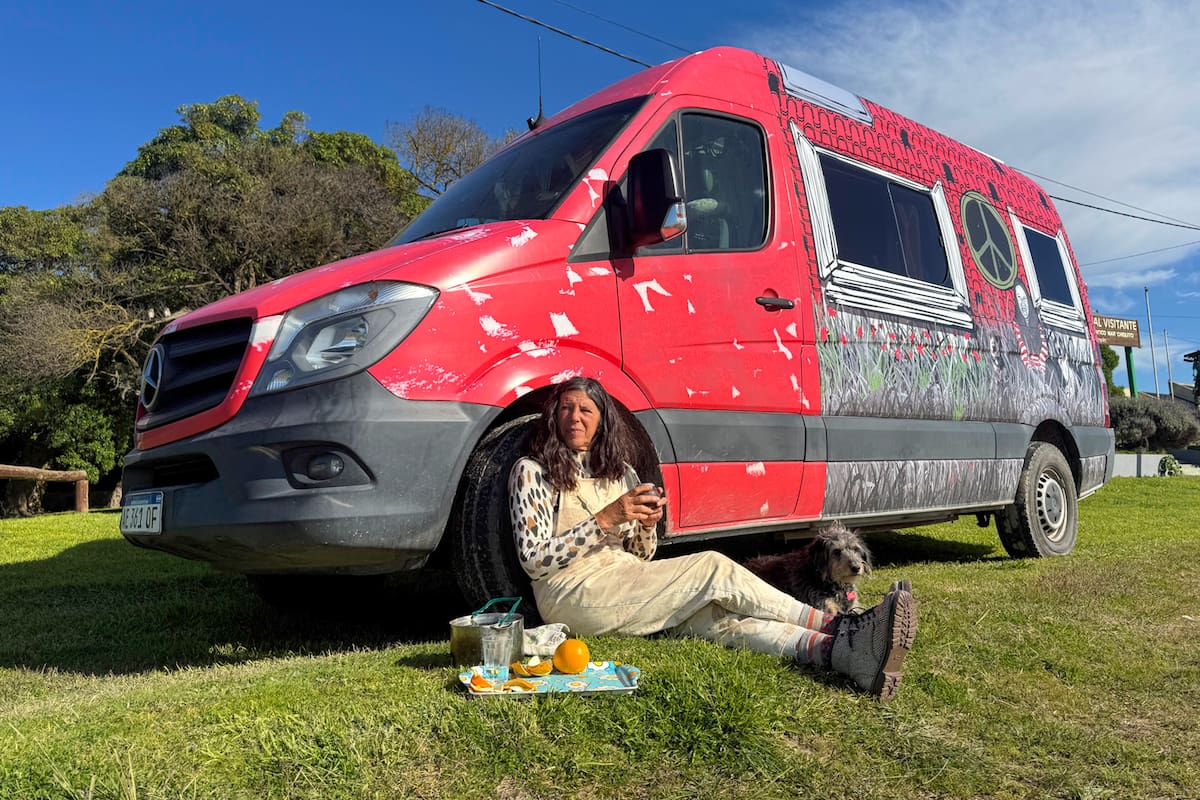 Cristina en La Mecha con su compañero de aventuras