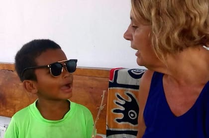 Cristina en un intercambio idiomático. El hijo de amigos del pueblo le enseña portugués, y ella español.