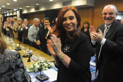 Cristina Fernández, Carlos Tomada y los gremios aliados acordaron el salario mínimo, vital y móvil