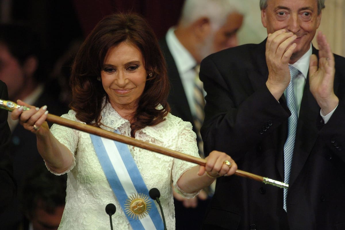Cristina Fernández de Kirchner con el bastón de mando, al asumir la presidencia el 12 de diciembre de 2007; a su lado, su marido, el presidente saliente Néstor Kirchner