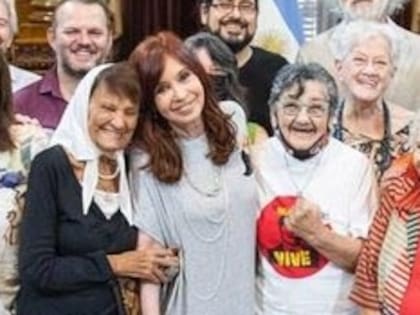 Cristina Fernández de Kirchner con referentes de organismos de derechos humanos en el Senado