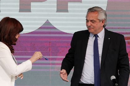 Cristina Fernández de Kirchner le pasa la lapicera a Alberto Fernández en el Acto por la conmemoración de los 100 años de YPF