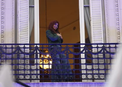Cristina Fernández de Kirchner sale al balcón de San José 1111; a un año de la condena de la Corte Suprema por la Causa Vialidad.