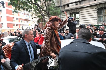 Cristina Fernández de Kirchner sale de su departamento en Recoleta el primero de septiembre de 2022