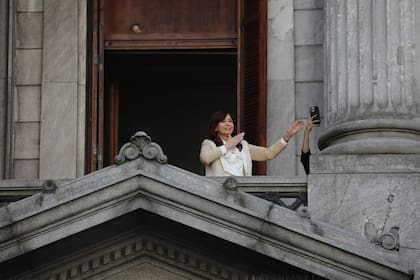 Cristina Fernández de Kirchner saluda desde el balcón de su despacho en el Congreso de la Nación
