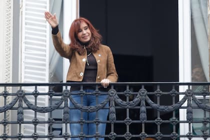 Cristina Fernández de Kirchner saluda en el balcón por el Día de la Lealtad