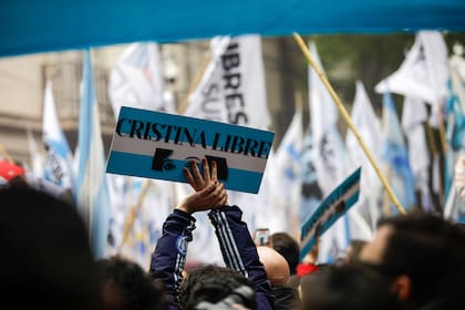 Cristina Fernández de Kirchner saluda en el balcón por el día de la lealtad