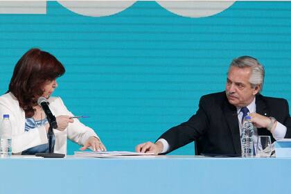 Cristina Fernández de Kirchner y Alberto Fernández en el Acto por la conmemoración de los 100 años de YPF