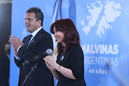 Cristina Fernández de Kirchner y Sergio Massa en el Senado por el Aniversario de Malvinas.