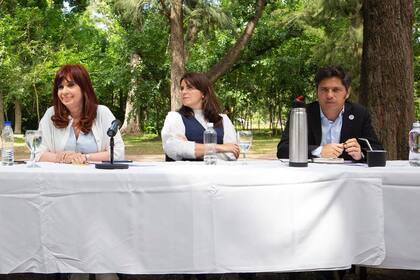 Cristina Fernández Kirchner, Mariel Fernández y Axel Kicillof en el acto del PJ bonaerense