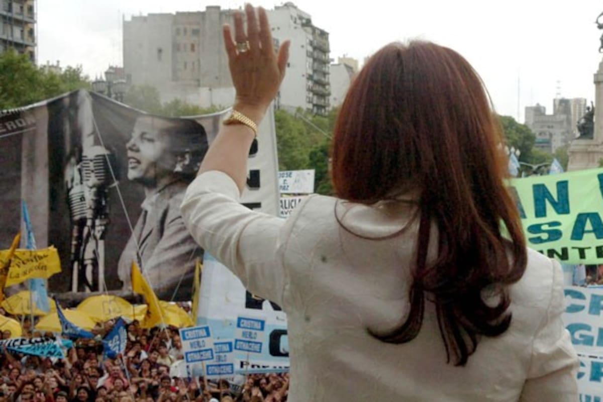 Cristina Fernández saluda al público que fue a ovacionarla a las puertas del Congreso de la Nación, con pancartas con la imagen de Eva Perón