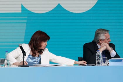 Cristina Fernández y la "lapicera" en el acto por la conmemoración de los 100 años de YPF, que encabezó junto al presidente Alberto Fernández