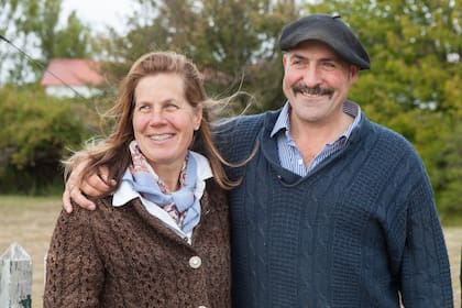 Cristina Goodall, anfitriona en Estancia Viamonte, con Tomás Ayerza.