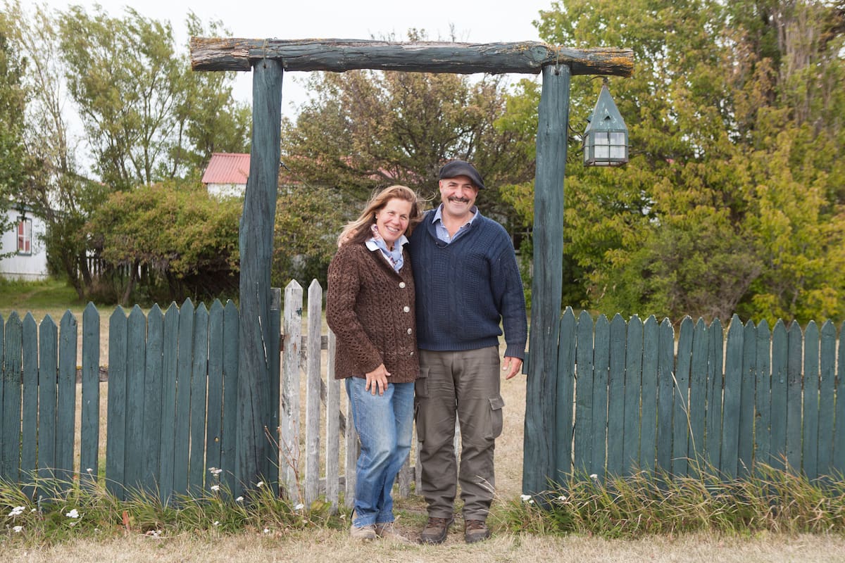 Cristina Goodall –tataranieta de Thomas Bridges– junto a su marido, Tomás Ayerza.