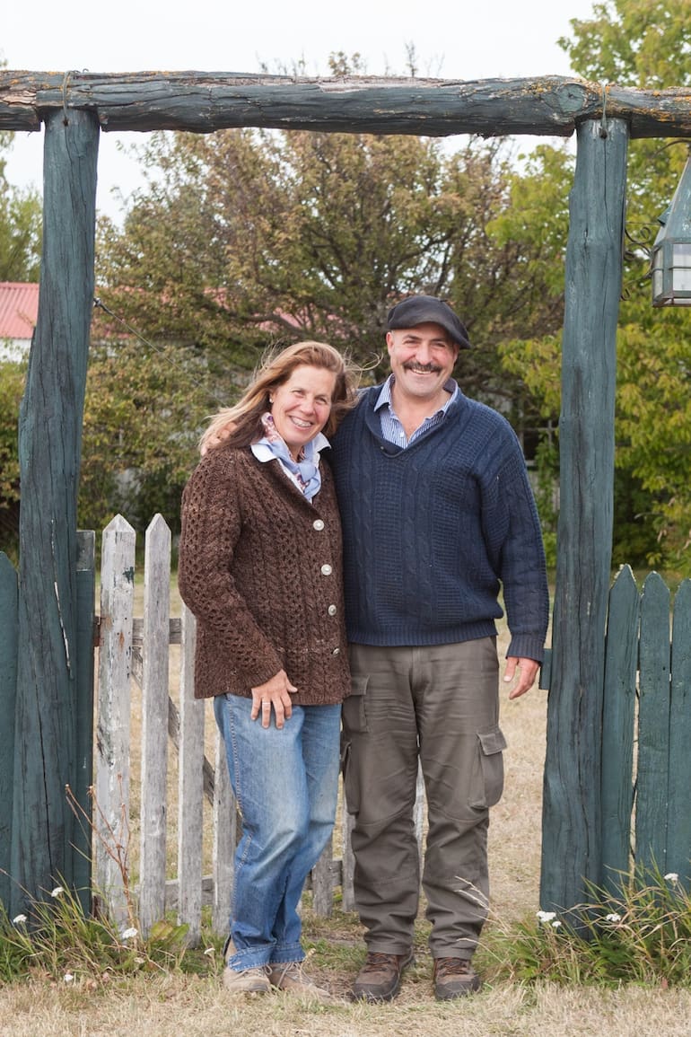 Cristina Goodall –tataranieta de Thomas Bridges– junto a su marido, Tomás Ayerza.