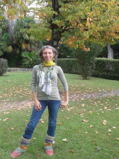 Cristina Hyland entre los árboles de Córdoba.