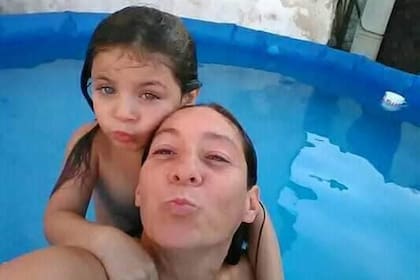 Cristina Iglesias y su hija Ada, de 7 años
