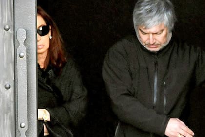 Cristina Kirchner junto a Lázaro Báez saliendo del mausoleo de Néstor Kirchner que construyó el empresario