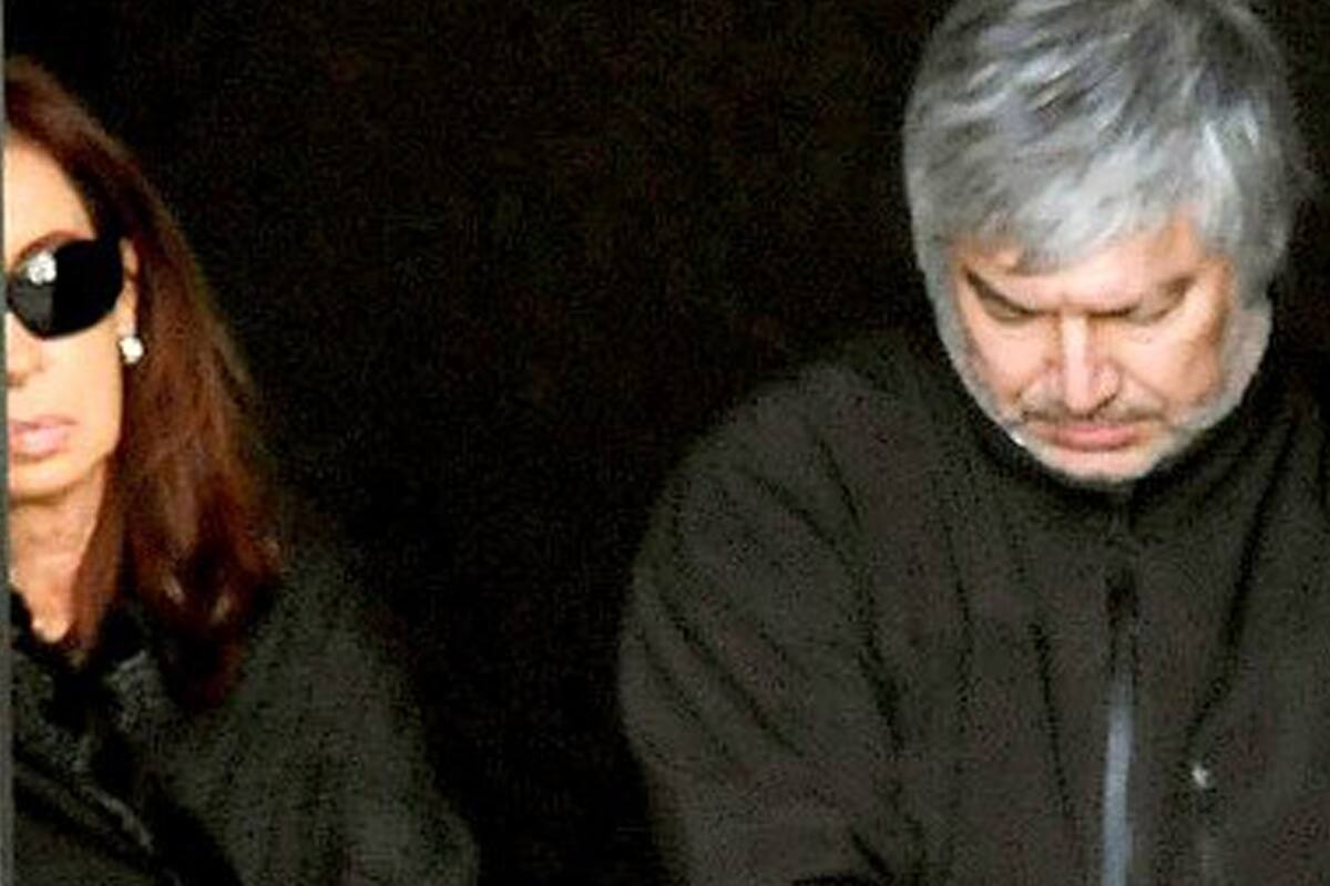 Cristina junto a Lázaro Báez saliendo del mausoleo de Néstor Kirchner.