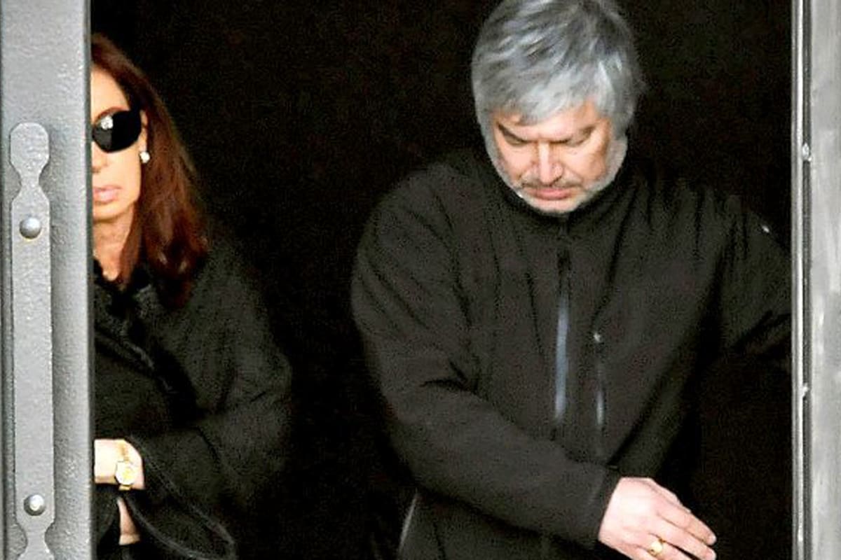 Cristina junto a Lázaro Baez saliendo del mausoleo de Nestor Kirchner