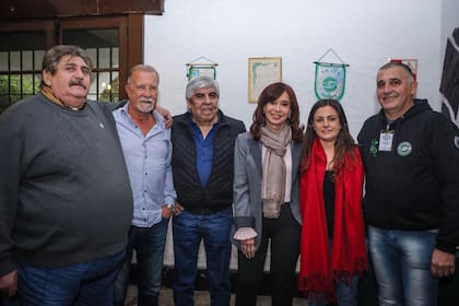 Cristina Kirchner en un encuentro previo al acto con Ricardo Pignanelli, Hugo Moyano, Vanesa Siley y Omar Plaini