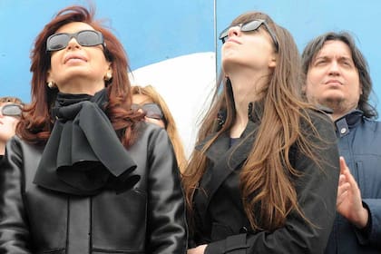 Cristina Kirchner junto a sus hijos Máximo y Florencia