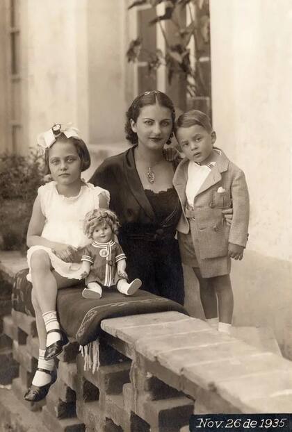 Cristina Kahlo con sus hijos, Isolda y Antonio, fotografiados por su padre, Guillermo Kahlo en 1935