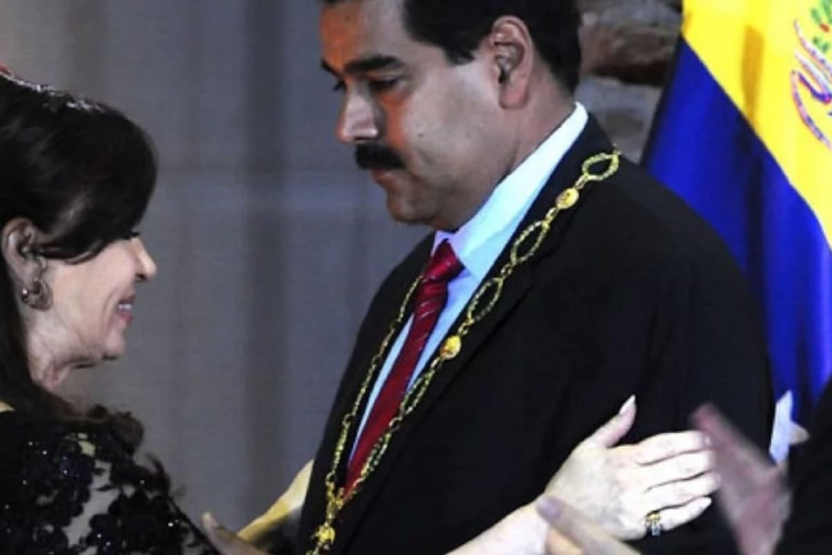 Cristina Kirchner al entregrarle la distinción a Maduro en mayo de 2013